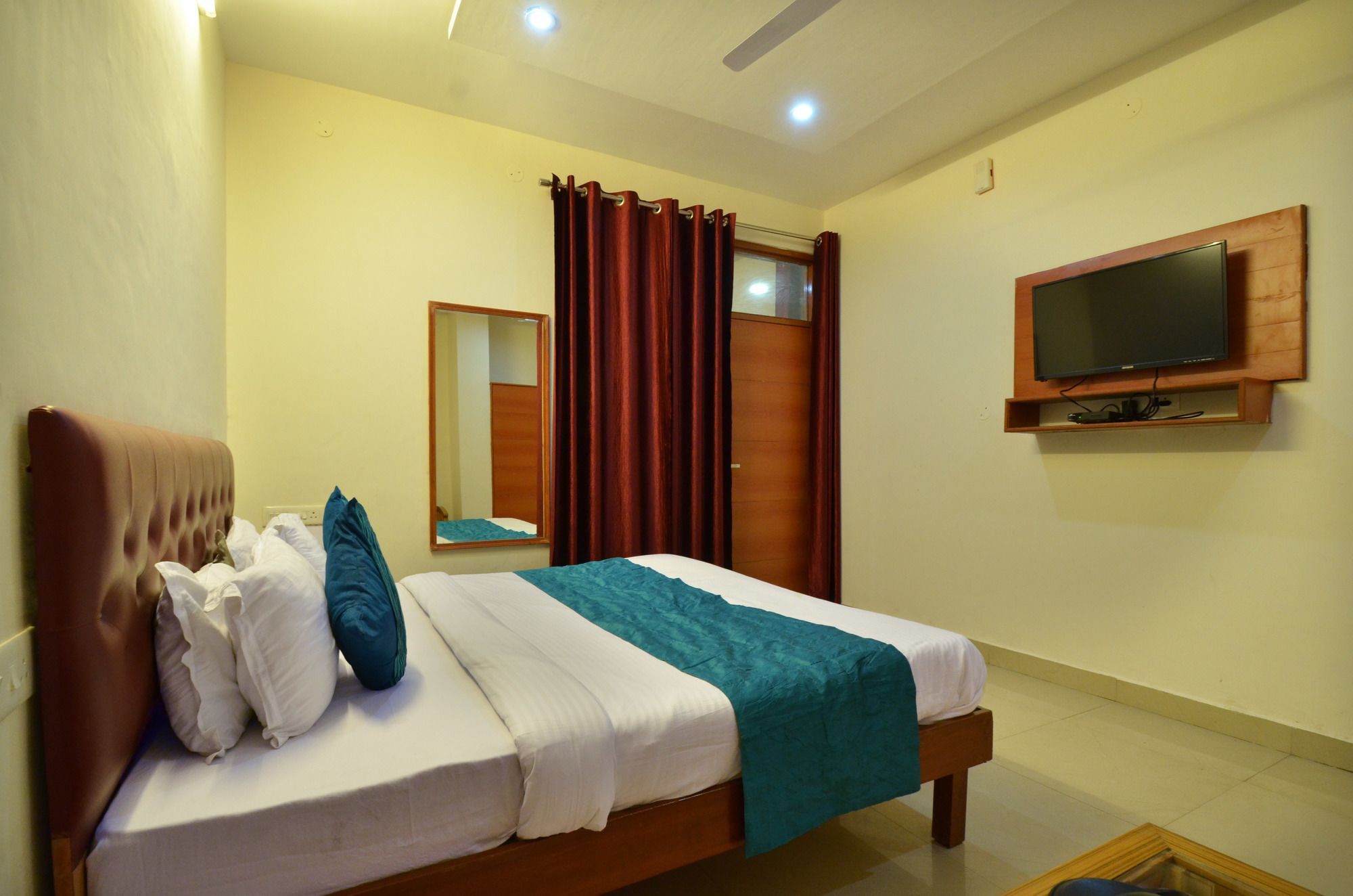 Oyo Platinum Inn Nayagaon Esterno foto